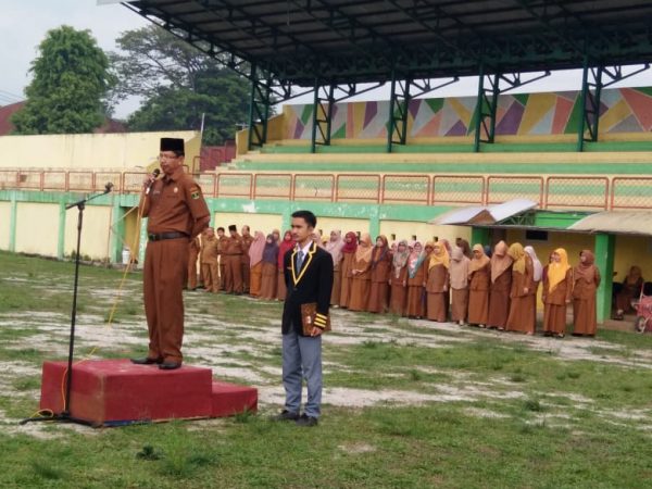 SMA NEGERI 1 BATUSANGKAR MELAKUKAN UPACARA SEKALIGUS PELANTIKAN PENGURUS OSIS DAN MPK PERIODE 2019-2020