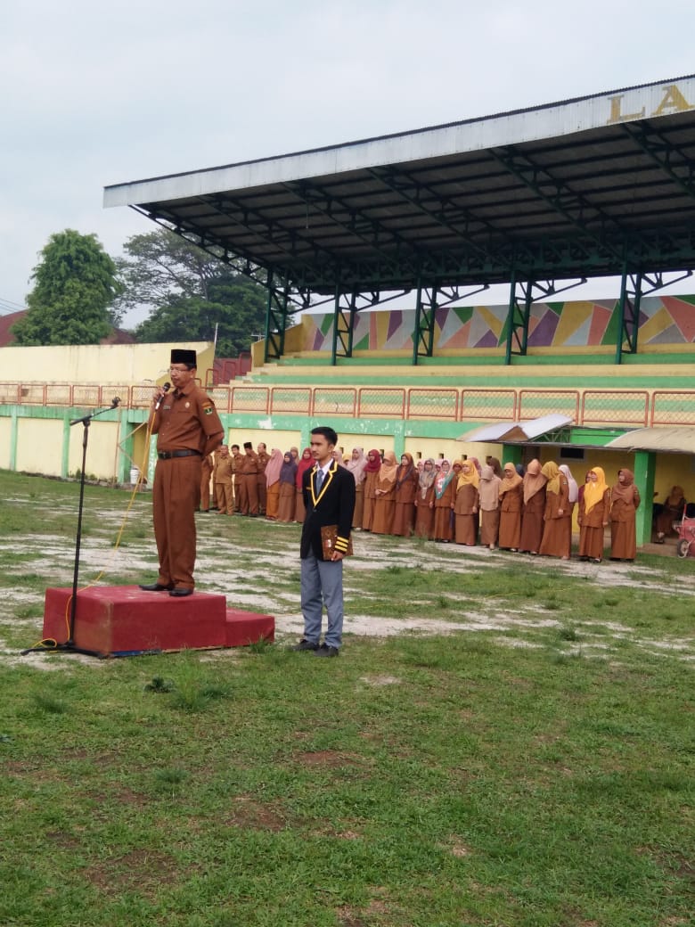 SMA NEGERI 1 BATUSANGKAR MELAKUKAN UPACARA SEKALIGUS PELANTIKAN PENGURUS OSIS DAN MPK PERIODE 2019-2020